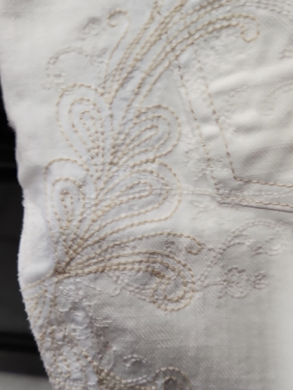 Gloria Vanderbilt White Embroidered Capri Jeans - Picture 10 of 11